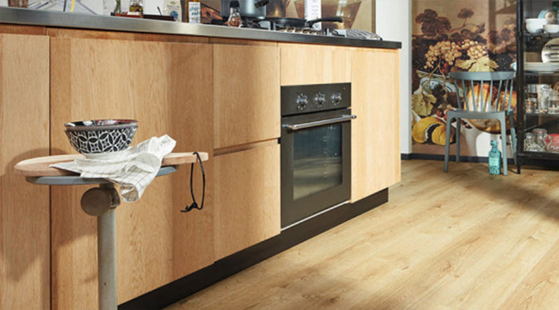Houten keuken met lichte houten vloer, warme materialen en een natuurlijke, sfeervolle uitstraling.