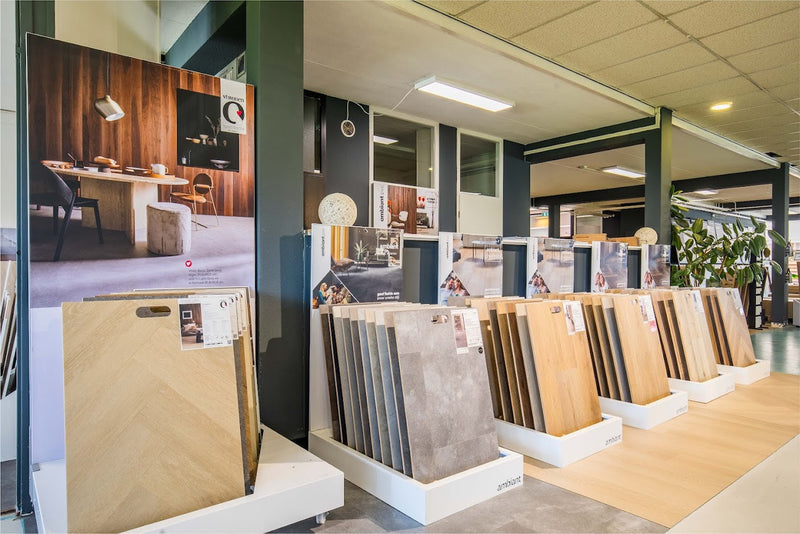 Showroom met verschillende vloeren tentoongesteld