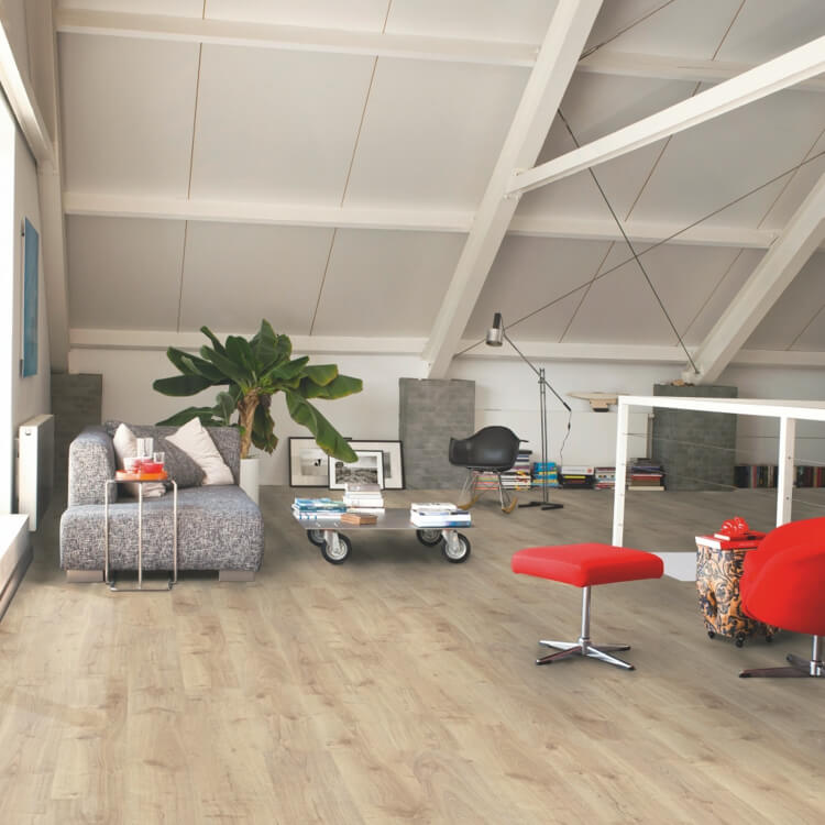 studio met licht eiken vloer in rechte strook motief