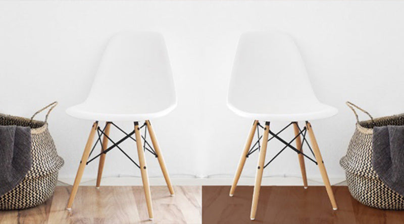 "Twee stoelen met een donkere houten vloer en een lichte houten vloer"