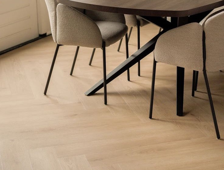 "Eettafel met bruine tinten met een visgraat PVC vloer"