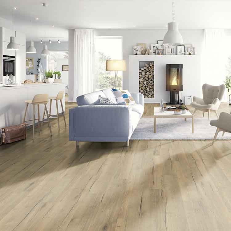 Woonkamer op licht eiken vloer in rechte strook motief