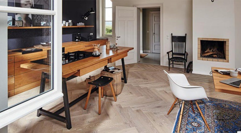 "Kamer met een oubollig interieur in combinatie met een moderne visgraatvloer"