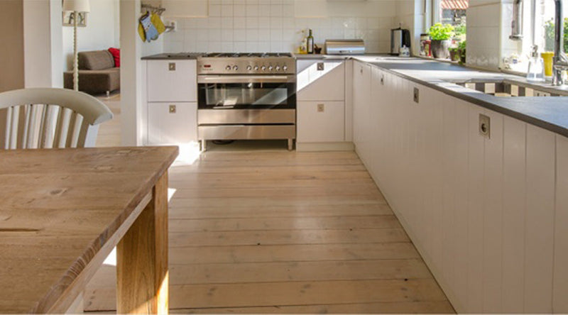 "Lichte keuken met een houten eettafel en een lichte houten vloer"