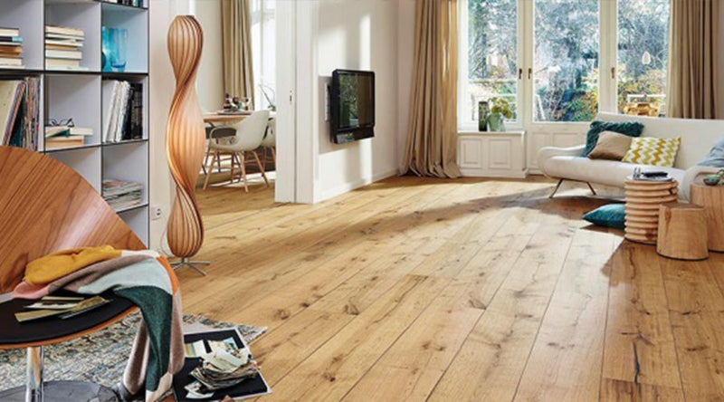 "Woonkamer met houten decoratie en brede houten planken"