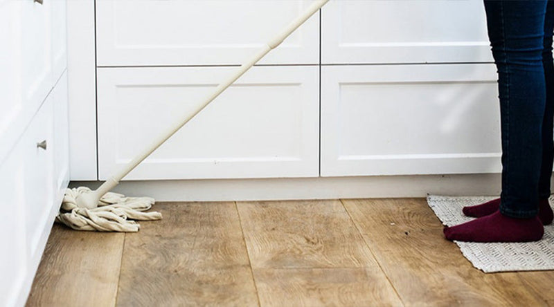 "Het reinigen van een houten vloer met groene zeep"