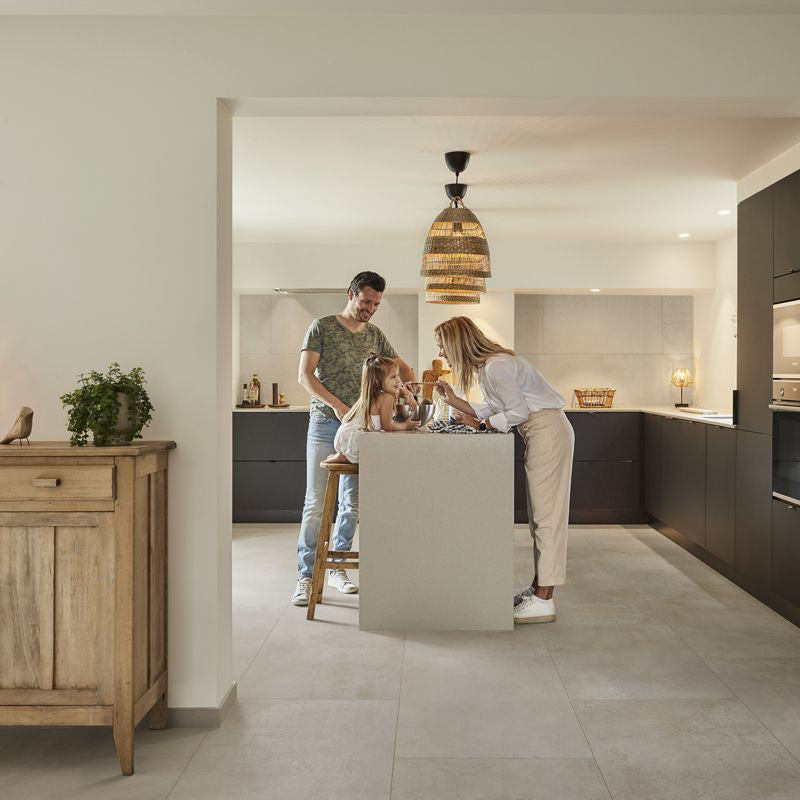 Keuken met lichte vloer in rechte strook motief
