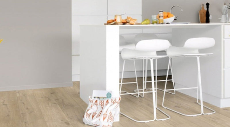 Tafel op licht eiken vloer in rechte strook motief