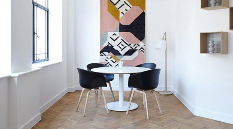 Moderne eetruimte met visgraat houten vloer, lichte afwerking en rustige, stijlvolle sfeer.
