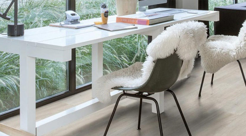 "Bureau met stoelen van wol die op een lichte PVC vloer staan"