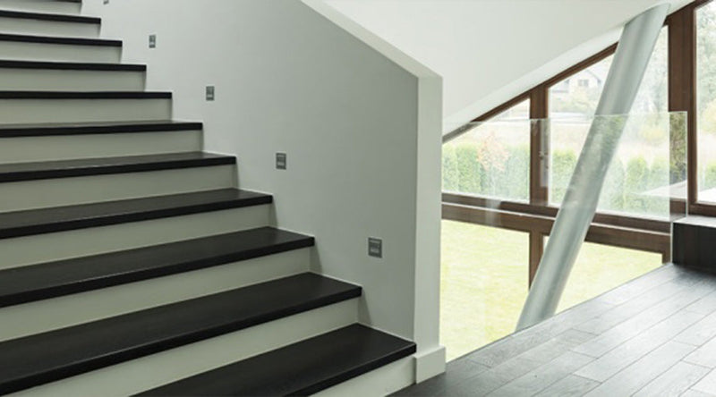 Trap met donker eiken bekleding