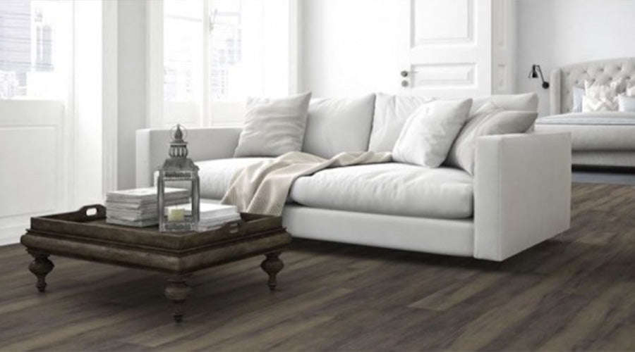 "Woonkamer met witte tinten in combinatie met donkere vloer"