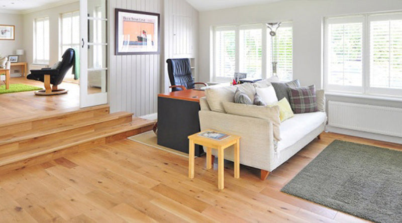 "Houten vloer in woonkamer met vloerverwarming"