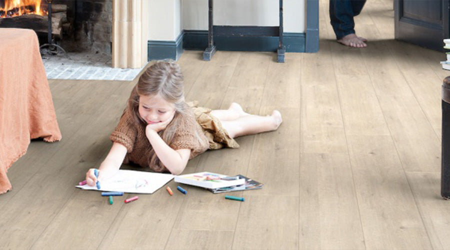 "Een kind in haar kamer met een kindvriendelijke vloer"