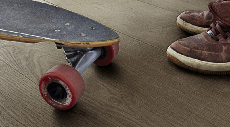 donkere vloer met skateboard en schoenen