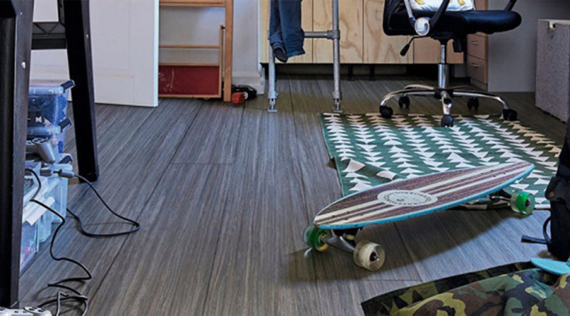 ruimte met donker eiken vloer in rechte strook motief