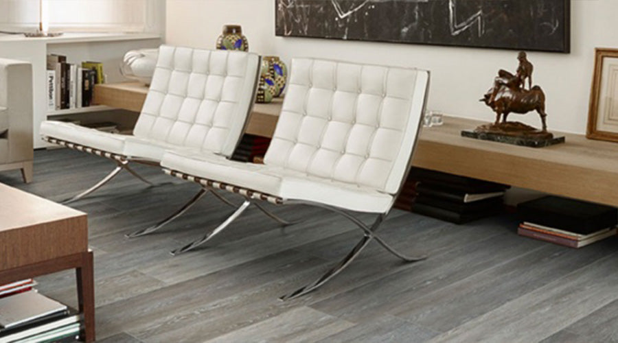 Zithoek op grijs eiken vloer in rechte strook motief