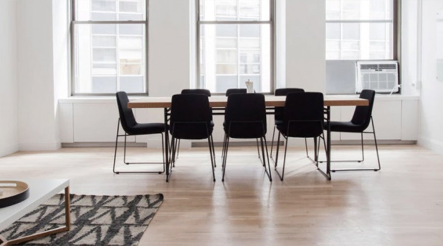 Eetkamer op licht eiken vloer in rechte strook motief