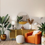 lichte beige eiken vloer met brede planken in rechte legpatroon onder oranje fauteuil en gele kast met ronde spiegel en groene kamerplanten