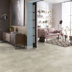 lichte tegelvloer met grote, rechthoekige tegels in beige met subtiel marmerstructuur in moderne woonkamer met designmeubels en open ruimte naar zithoek met roze stoffen bank en open wandplanken