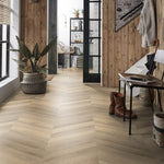 lichte beige eiken vloer met visgraat patroon in brede planken in een lichte, natuurlijke matte afwerking