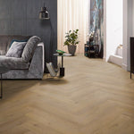 lichte beige eiken vloer in visgraatpatroon met smalle, matte planken en subtiele houtstructuur in een moderne woonkameromgeving