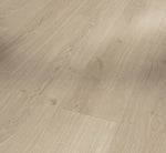 licht beige eiken vloer met natuurlijke houtstructuur en lichte noesten, brede planken met subtiele nerfpatronen