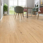 licht eiken vloer met brede planken en subtiele noesten in een lichte, natuurlijke houtstructuur, moderne eetkamer met verschillende zachte pastelgekleurde stoelen en een tafel bij een grote raampartij