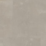 Tegelvloer met grote tegels in taupe kleur met subtiele, matte structuur en lichte, golvende streeppatronen.