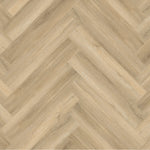 licht beige eiken vloer met visgraat patroon en subtiele houtstructuur