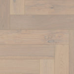 licht beige eiken vloer met een visgraat patroon en een subtiele houtstructuur met natuurlijke knoesten en nerven