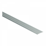 lange aluminium overgangsstrip met subtiele horizontale groeven en lichtgrijze kleur, geschikt voor het netjes afwerken van vloerovergangen tussen verschillende vloertypes