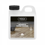 Witte kunststof fles met zwarte schroefdop met daarop een label van WOCA Denmark voor intensieve reiniger voor houten vloeren, met afbeelding van een licht gerookte houten vloer met brede planken in een rechte patroon.