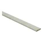 lichte beige plint met subtiele structuur, rechte afwerking en afgeronde bovenkant, geschikt voor vloeren zoals laminaat, parket of pvc