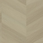 licht beige eiken vloer met visgraat patroon en subtiele houtstructuur