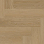licht beige eiken vloer met visgraatpatroon en subtiele houtnerfstructuur, brede planken met fijne nerven en een matte afwerking