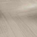 licht eiken visgraatvloer met een fijne houtstructuur en smalle planken in een zachte beige eikenkleur