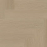 licht beige eiken vloer met subtiel houtnerfstructuur en visgraat patroon, met brede planken en een matte afwerking