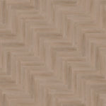 licht beige eiken vloer met visgraat patroon en subtiele houtstructuur in een matte afwerking