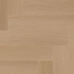 licht beige eiken vloer met houtnerfstructuur en visgraatpatroon van brede planken