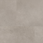tegellook vloer in grote rechthoekige platen met een natuursteenstructuur in licht grijs taupe kleur met subtiele golvende strepen en een matte afwerking