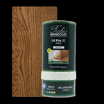 verfblik Rubio Monocoat Oil Plus 2C in donker eiken kleur, naast houten plank met zichtbare houtnerf en warme donkerbruine tint, geschikt voor houtbescherming en afwerking