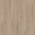 licht beige eiken vloer met brede planken en subtiele houtnerfstructuur in een matte afwerking