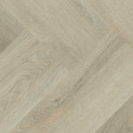 licht beige eiken vloer in visgraatpatroon met subtiele houtnerfstructuur en brede planken