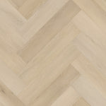 lichte beige eiken visgraat vloer met subtiele houtnerfstructuur en brede planken met licht matte afwerking