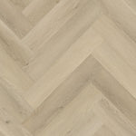 licht eiken vloer met visgraatpatroon en subtiele houtstructuur met lichte beige en zandkleurige tinten en natuurlijke noesten en nerfdetails