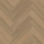 lichte beige eiken visgraatvloer met subtiele houtstructuur en brede planken