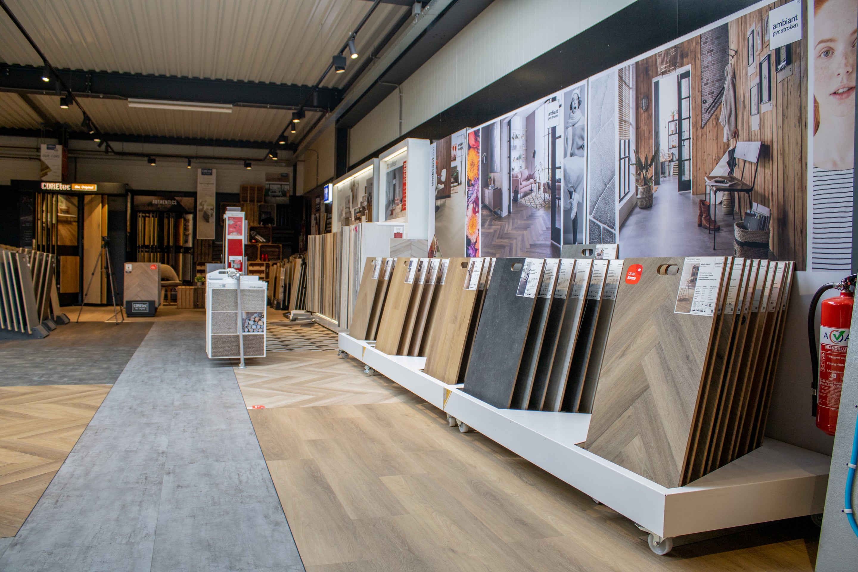 Ruime showroom met laminaat, PVC en houten vloeren stalen