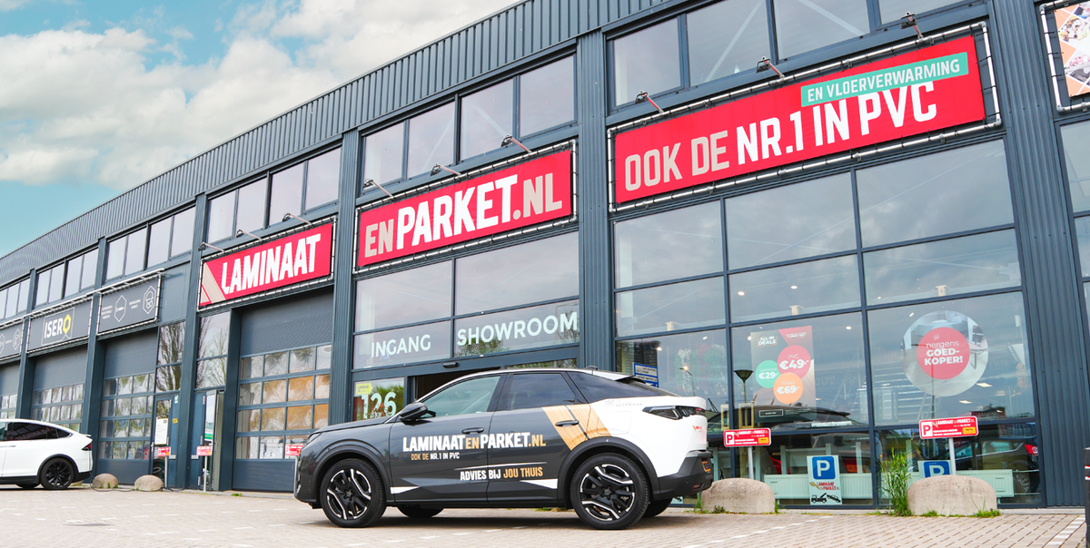 Voorgevel van vloerenshowroom in Den Haag