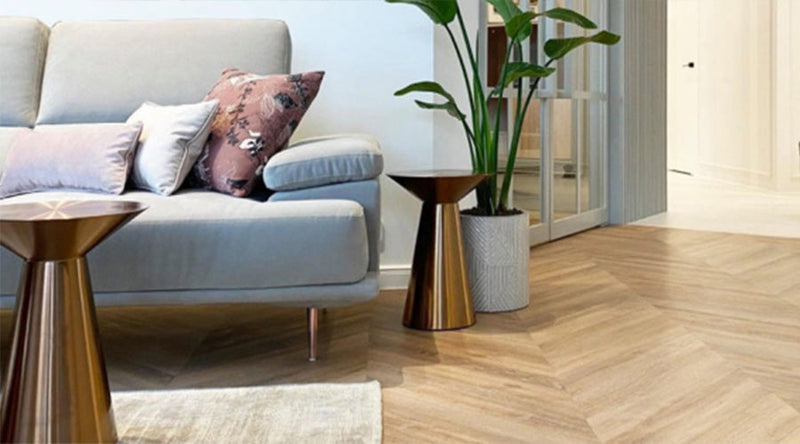 "Woonkamer met Hongaarse punt vloer met een houtlook"